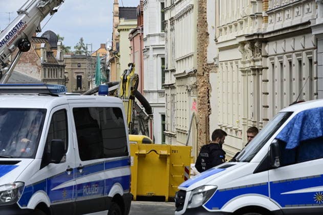 View of the police cordon Photo taken from James von Moltke Strasse in Görlitz An inhabited house collapsed here in the early evening of 18 5 2026 Around two days after the house collapsed in the east German town, the body of a woman was found in the rubble Görlitz, 21 05 2026 Copyright: xMatthiasxWehnertx