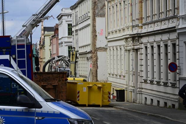 View of the police cordon Photo taken from James von Moltke Strasse in Görlitz An inhabited house collapsed here in the early evening of 18 5 2026 Around two days after the house collapsed in the east German town, the body of a woman was found in the rubble Görlitz, 21 05 2026 Copyright: xMatthiasxWehnertx