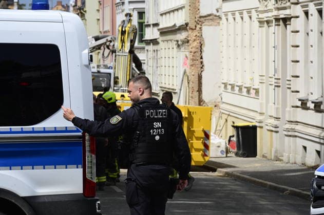 View of the police cordon Photo taken from James von Moltke Strasse in Görlitz An inhabited house collapsed here in the early evening of 18 5 2026 Around two days after the house collapsed in the east German town, the body of a woman was found in the rubble Görlitz, 21 05 2026 Copyright: xMatthiasxWehnertx