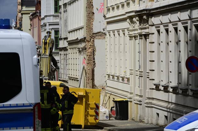 View of the police cordon Photo taken from James von Moltke Strasse in Görlitz An inhabited house collapsed here in the early evening of 18 5 2026 Around two days after the house collapsed in the east German town, the body of a woman was found in the rubble Görlitz, 21 05 2026 Copyright: xMatthiasxWehnertx