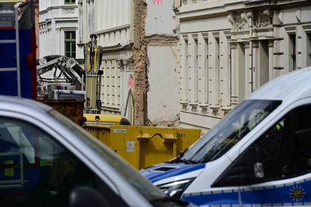 View of the police cordon Photo taken from James von Moltke Strasse in Görlitz An inhabited house collapsed here in the early evening of 18 5 2026 Around two days after the house collapsed in the east German town, the body of a woman was found in the rubble Görlitz, 21 05 2026 Copyright: xMatthiasxWehnertx