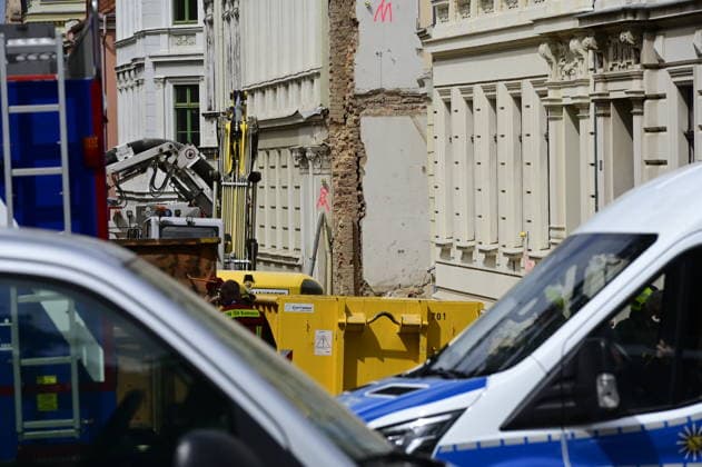View of the police cordon Photo taken from James von Moltke Strasse in Görlitz An inhabited house collapsed here in the early evening of 18 5 2026 Around two days after the house collapsed in the east German town, the body of a woman was found in the rubble Görlitz, 21 05 2026 Copyright: xMatthiasxWehnertx