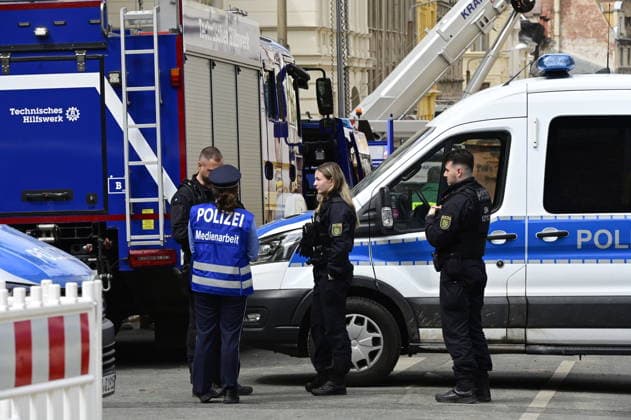 View of the police cordon Photograph from James von Moltke Strasse in Görlitz An inhabited house collapsed here in the early evening of 18 5 2026 Around two days after the house collapsed in the east German town, the body of a woman was found in the rubble Görlitz, 21 05 2026 Copyright: xMatthiasxWehnertx