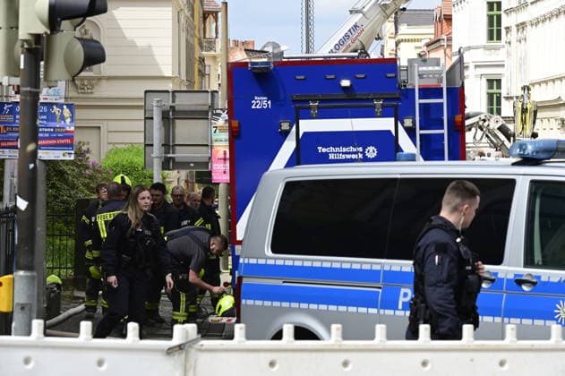Firefighters clean their protective clothing at the scene during a break Around two days after the house collapsed in the eastern German city, the body of a woman was found in the rubble Görlitz, 21 05 2026 Copyright: xMatthiasxWehnertx