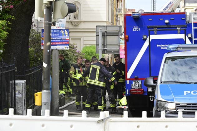 Firefighters clean their protective clothing at the scene during a break Around two days after the house collapsed in the eastern German city, the body of a woman was found in the rubble Görlitz, 21 05 2026 Copyright: xMatthiasxWehnertx