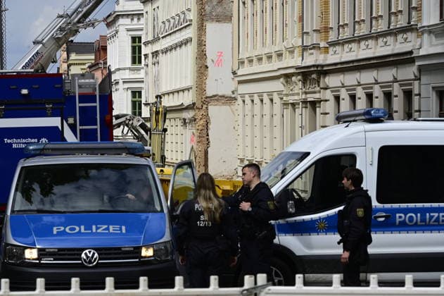 View of the police cordon Photograph from James von Moltke Strasse in Görlitz An inhabited house collapsed here in the early evening of 18 5 2026 Around two days after the house collapsed in the east German town, the body of a woman was found in the rubble Görlitz, 21 05 2026 Copyright: xMatthiasxWehnertx