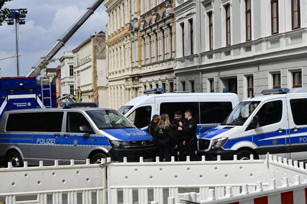 View of the police cordon Photo taken from James von Moltke Strasse in Görlitz An inhabited house collapsed here in the early evening of 18 5 2026 Around two days after the house collapsed in the east German town, the body of a woman was found in the rubble Görlitz, 21 05 2026 Copyright: xMatthiasxWehnertx