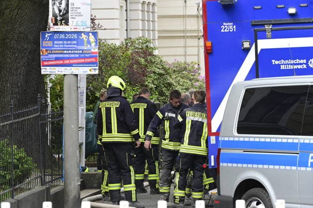 Firefighters clean their protective clothing at the scene during a break Around two days after the house collapsed in the eastern German city, the body of a woman was found in the rubble Görlitz, 21 05 2026 Copyright: xMatthiasxWehnertx