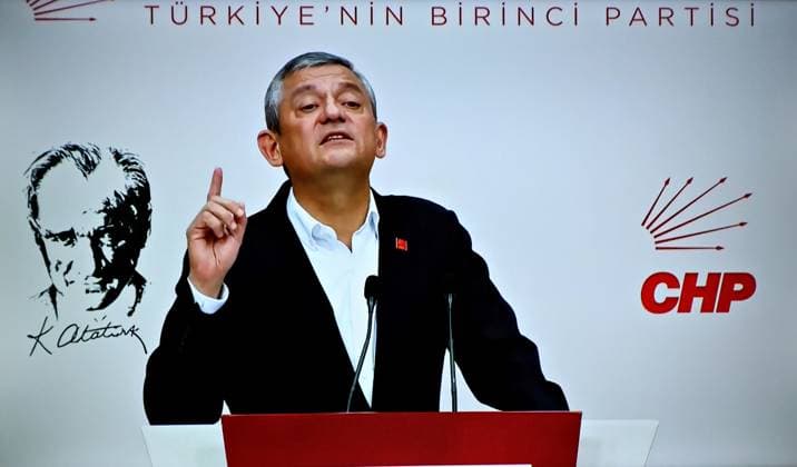 Ozgur Ozel, leader of the main opposition party CHP who was removed from office in Turkey - 21 May 2026 Ozgur Ozel, leader of the Republican People s Party (CHP), is seen speaking at a press conference. A court in Turkey has ruled that the last general congress of the main opposition Republican People s Party (CHP) was declared invalid and Chairman Ozgur Ozel and the party administration were dismissed. With the decision, the leadership of the party was given to the former Chairman, Kemal Kilicdaroglu. CHP Chairman Ozgur Ozel stated at a press conference that they did not recognize the decision and would not leave the headquarters building and called on their supporters to resist. Ankara Turkey Copyright: xMehmetxMasumxSuerx xSOPAxImagesx Ozgr_9S0A3918