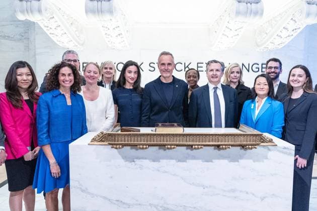 May 21, 2026, New York, New York, USA: Robin Vince, Chief Executive Officer of Bank Of New York Mellon poses with colleagues as he rings Closing Bell of the New York Stock Exchange (NYSE) in New York, NY on May 21, 2026. New York USA  - ZUMAr339 20260521_znp_r339_036 Copyright: xLevxRadinx