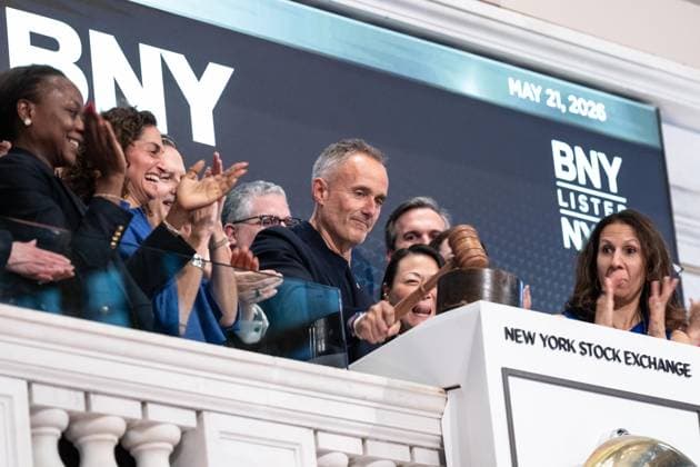 May 21, 2026, New York, New York, USA: Robin Vince, Chief Executive Officer of Bank Of New York Mellon rings the Closing Bell of the New York Stock Exchange (NYSE) in New York, NY on May 21, 2026. New York USA - ZUMAr339 20260521_znp_r339_058 Copyright: xLevxRadinx