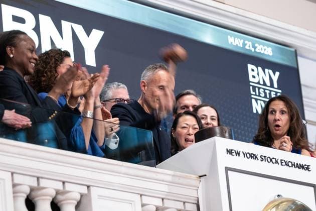 May 21, 2026, New York, New York, USA: Robin Vince, Chief Executive Officer of Bank Of New York Mellon rings the Closing Bell of the New York Stock Exchange (NYSE) in New York, NY on May 21, 2026. New York USA - ZUMAr339 20260521_znp_r339_057 Copyright: xLevxRadinx