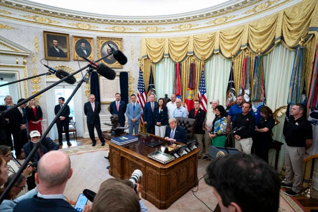 May 21, 2026, Washington, District Of Columbia, USA: WASHINGTON, DC - MAY 21: U.S. President Donald Trump listens to a question from a member of the media at an event with Environmental Protection Agency (EPA) Administrator Lee Zeldin on May 21, 2026 in the Oval Office at the White House in Washington, D.C. Trump said he would rescind Biden-era regulations on refrigerators and air conditioners Washington USA - ZUMAs152 20260521_faa_s152_001 Copyright: xAlxDragox-xPoolxviaxCNPx