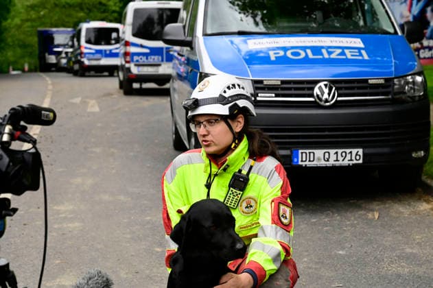 Josephine Hartmann, Saxony East rescue dog team, and Labrador Capper during a break at the scene Around two days after the house collapsed in the eastern German town, the body of a woman was found in the rubble Görlitz, 21 05 2026 Foto:xM.xWehnertx xFuturexImagex expolsion_6566