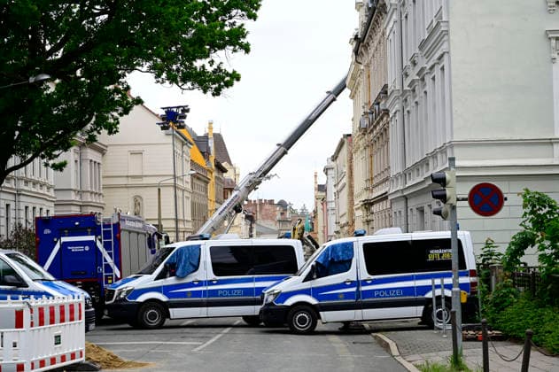 View of the police cordon Photo taken from James von Moltke Strasse in Görlitz An inhabited house collapsed here in the early evening of 18 5 2026 Around two days after the house collapsed in the east German city, the body of a woman was found in the rubble Görlitz, 21 05 2026 Foto:xM.xWehnertx xFuturexImagex expolsion_6568