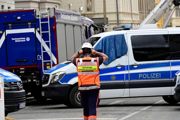 View of the police cordon Photo taken from James von Moltke Strasse in Görlitz An inhabited house collapsed here in the early evening of 18 5 2026 Around two days after the house collapsed in the east German city, the body of a woman was found in the rubble Görlitz, 21 05 2026 Foto:xM.xWehnertx xFuturexImagex expolsion_6569
