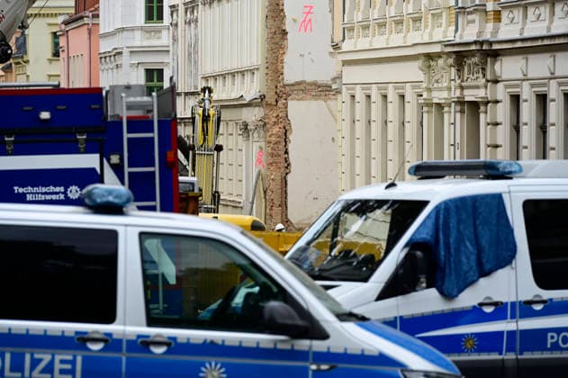 View of the police cordon Photo taken from James von Moltke Strasse in Görlitz An inhabited house collapsed here in the early evening of 18 5 2026 Around two days after the house collapsed in the east German city, the body of a woman was found in the rubble Görlitz, 21 05 2026 Foto:xM.xWehnertx xFuturexImagex expolsion_6570