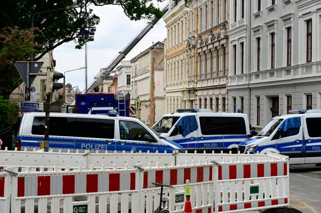 View of the police cordon Photo taken from James von Moltke Strasse in Görlitz An inhabited house collapsed here in the early evening of 18 5 2026 Around two days after the house collapsed in the east German city, the body of a woman was found in the rubble Görlitz, 21 05 2026 Foto:xM.xWehnertx xFuturexImagex expolsion_6571