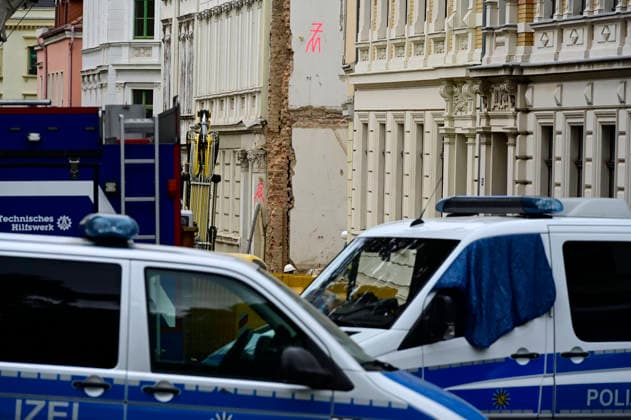 View of the police cordon Photo taken from James von Moltke Strasse in Görlitz An inhabited house collapsed here in the early evening of 18 5 2026 Around two days after the house collapsed in the east German city, the body of a woman was found in the rubble Görlitz, 21 05 2026 Foto:xM.xWehnertx xFuturexImagex expolsion_6572