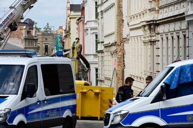View of the police cordon Photo taken from James von Moltke Strasse in Görlitz An inhabited house collapsed here in the early evening of 18 5 2026 Around two days after the house collapsed in the east German city, the body of a woman was found in the rubble Görlitz, 21 05 2026 Foto:xM.xWehnertx xFuturexImagex expolsion_6573
