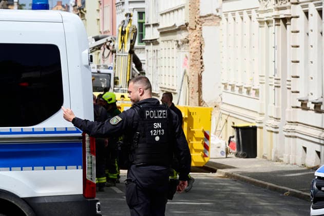 View of the police cordon Photo taken from James von Moltke Strasse in Görlitz An inhabited house collapsed here in the early evening of 18 5 2026 Around two days after the house collapsed in the east German city, the body of a woman was found in the rubble Görlitz, 21 05 2026 Foto:xM.xWehnertx xFuturexImagex expolsion_6576