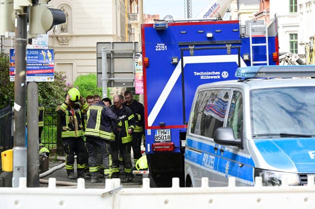 Firefighters clean their protective clothing at the scene during a break Around two days after the house collapsed in the eastern German city, the body of a woman was found in the rubble Görlitz, 21 05 2026 Foto:xM.xWehnertx xFuturexImagex expolsion_6580