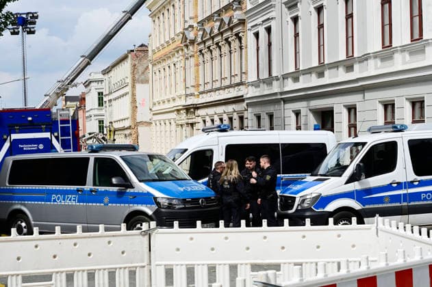 View of the police cordon Photo taken from James von Moltke Strasse in Görlitz An inhabited house collapsed here in the early evening of 18 5 2026 Around two days after the house collapsed in the east German town, the body of a woman was found in the rubble Görlitz, 21 05 2026 Foto:xM.xWehnertx xFuturexImagex expolsion_6582