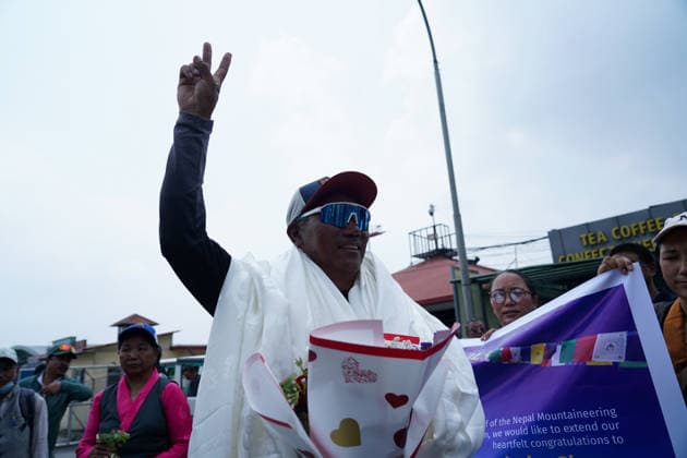 May 22, 2026, Kathmandu, Bagmati, Nepal: Fans and relatives welcome Kami Rita Sherpa, who recently made a world record by climbing Everest for the highest 32 times, in Kathmandu, Nepal on May 22, 2026. Kathmandu Nepal - ZUMAd164 20260522_zip_d164_005 Copyright: xAryanxDhimalx