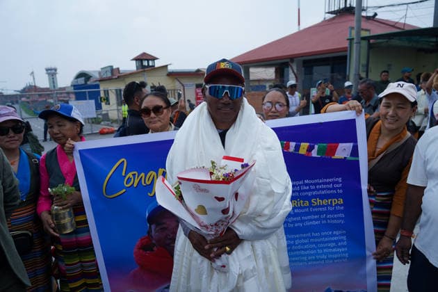 May 22, 2026, Kathmandu, Bagmati, Nepal: Fans and relatives welcome Kami Rita Sherpa, who recently made a world record by climbing Everest for the highest 32 times, in Kathmandu, Nepal on May 22, 2026. Kathmandu Nepal  - ZUMAd164 20260522_zip_d164_004 Copyright: xAryanxDhimalx