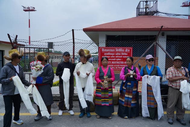 May 22, 2026, Kathmandu, Bagmati, Nepal: Fans and relatives gather at the domestic terminal of the Kathmandu airport to welcome Kami Rita Sherpa, who recently made a world record by climbing Everest for the highest 32 times, Nepal on May 22, 2026. Kathmandu Nepal - ZUMAd164 20260522_zip_d164_010 Copyright: xAryanxDhimalx