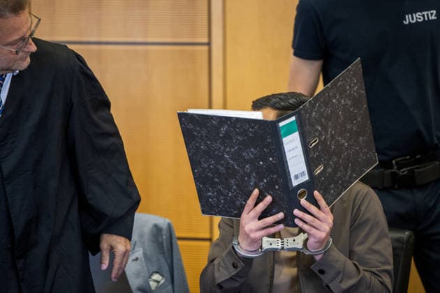 Prozess gegen mutmaßlichen Geldautomatensprenger zwei Taten rund 220.000 Euro Beute Angeklagter aus den Niederlanden Am 22.05.2026 begann vor dem Landgericht Darmstadt der Prozess gegen den 23-jährigen Zakaria B., zuletzt wohnhaft in Utrecht in den Niederlanden. Der Angeklagte soll zwischen Februar und November 2024 gemeinsam mit einem unbekannt gebliebenen Mittäter Geldautomaten in Groß-Umstadt und in Fürth im Odenwald gesprengt haben. Bei den beiden Taten sollen insgesamt rund 220.000 Euro erbeutet worden sein. Zakaria B. soll der niederländischen Geldautomatensprengerszene angehört haben. Zusätzlich soll er zweimal entdeckt worden sein, bevor es zur Sprengung weiterer ausgekundschafteter Geldautomaten kam. Darmstadt