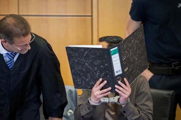 Prozess gegen mutmaßlichen Geldautomatensprenger zwei Taten rund 220.000 Euro Beute Angeklagter aus den Niederlanden Am 22.05.2026 begann vor dem Landgericht Darmstadt der Prozess gegen den 23-jährigen Zakaria B., zuletzt wohnhaft in Utrecht in den Niederlanden. Der Angeklagte soll zwischen Februar und November 2024 gemeinsam mit einem unbekannt gebliebenen Mittäter Geldautomaten in Groß-Umstadt und in Fürth im Odenwald gesprengt haben. Bei den beiden Taten sollen insgesamt rund 220.000 Euro erbeutet worden sein. Zakaria B. soll der niederländischen Geldautomatensprengerszene angehört haben. Zusätzlich soll er zweimal entdeckt worden sein, bevor es zur Sprengung weiterer ausgekundschafteter Geldautomaten kam. Darmstadt