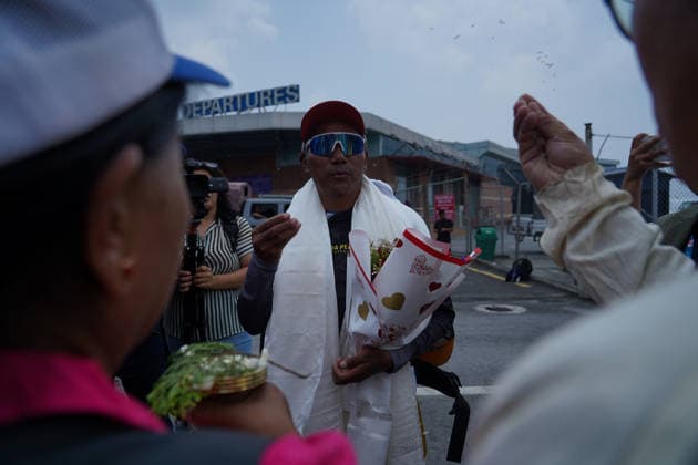May 22, 2026, Kathmandu, Bagmati, Nepal: Fans and relatives welcome Kami Rita Sherpa, who recently made a world record by climbing Everest for the highest 32 times, in Kathmandu, Nepal on May 22, 2026. Kathmandu Nepal - ZUMAd164 20260522_zip_d164_016 Copyright: xAryanxDhimalx