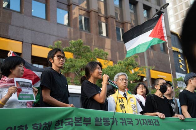 South Korean activists return after Israeli seizure of Gaza aid flotilla SEOUL, SOUTH KOREA - MAY 22: Kim Dong-hyeon and Haecho (Kim A-hyun), two Korean activists who were captured by Israeli forces after attempting to sail to Gaza on a humanitarian mission, speak in front of the Israeli embassy in Seoul, South Korea on May 22, 2026. Hwawon Lee Anadolu Seoul South Korea. Editorial use only. Please get in touch for any other usage.  Copyright: x2026xAnadoluxHwawonxLeex