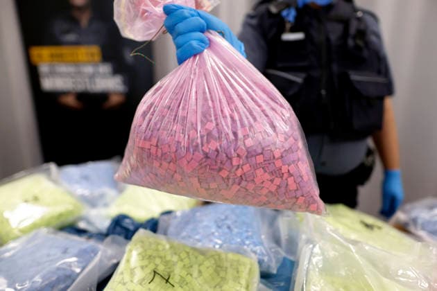 Customs officers show seized ecstasy pills at the annual press conference of the Cologne Main Customs Office Numerous exhibits from the areas of product counterfeiting, product safety and species protection as well as curious drug stashes are presented on site Cologne, 22 05 2026 NRW Germany Copyright: xChristophxHardtx