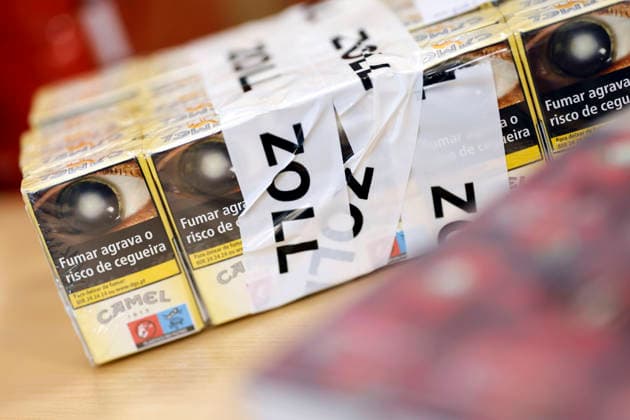 Customs officers present seized cigarette cartons at the annual press conference of the Cologne Main Customs Office Numerous exhibits from the areas of product counterfeiting, product safety and species protection as well as curious drug stashes are presented on site Cologne, 22 05 2026 NRW Germany Copyright: xChristophxHardtx