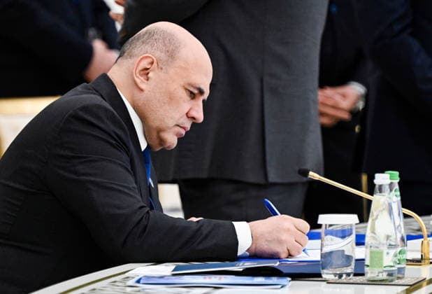 TURKMENISTAN, ASHGABAT - MAY 22, 2026: Mikhail Mishustin, Prime Minister of Russia, signs documents during an expanded meeting of the CIS (Commonwealth of Independent States) Council of the Heads of Government at the Garagum Hotel and Business Centre Ashgabat Turkmenistan  - ZUMAt113 20260522_zaa_t113_201 Copyright: xAlexanderxMiridonovx