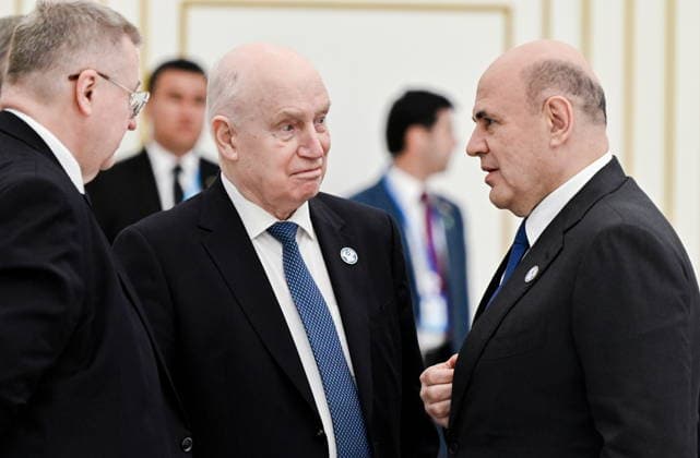 TURKMENISTAN, ASHGABAT - MAY 22, 2026: Mikhail Mishustin, Prime Minister of Russia, Sergei Lebedev, CIS (Commonwealth of Independent States) Secretary General, and Russia s Deputy Prime Minister Alexei Overchuk (R-L) chat during an expanded meeting of the CIS Council of the Heads of Government at the Garagum Hotel and Business Centre Ashgabat Turkmenistan  - ZUMAt113 20260522_zaa_t113_202 Copyright: xAlexanderxMiridonovx