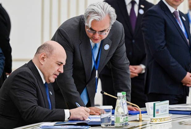 TURKMENISTAN, ASHGABAT - MAY 22, 2026: Mikhail Mishustin (L), Prime Minister of Russia, and Elmir Tagirov, deputy chief of his staff, attend an expanded meeting of the CIS (Commonwealth of Independent States) Council of the Heads of Government at the Garagum Hotel and Business Centre. Alexander Miridonov POOL TASS  92873459