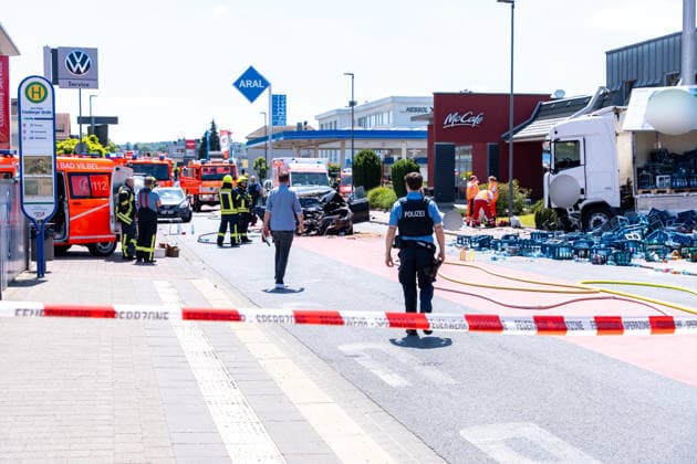 Serious traffic accident in Bad Vilbel On the afternoon of 22 May 2026, a serious traffic accident occurred in Bad Vilbel According to initial reports, a BMW coming from Dortelweil drove through a red light at excessive speed and then collided with a truck The occupant of the BMW died on the scene The road is still closed for h
