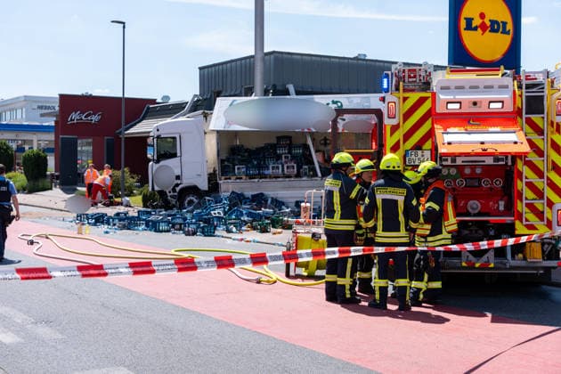 Serious traffic accident in Bad Vilbel On the afternoon of 22 May 2026, a serious traffic accident occurred in Bad Vilbel According to initial reports, a BMW coming from Dortelweil drove through a red light at excessive speed and then collided with a truck The occupant of the BMW died on the scene The road is still closed for h