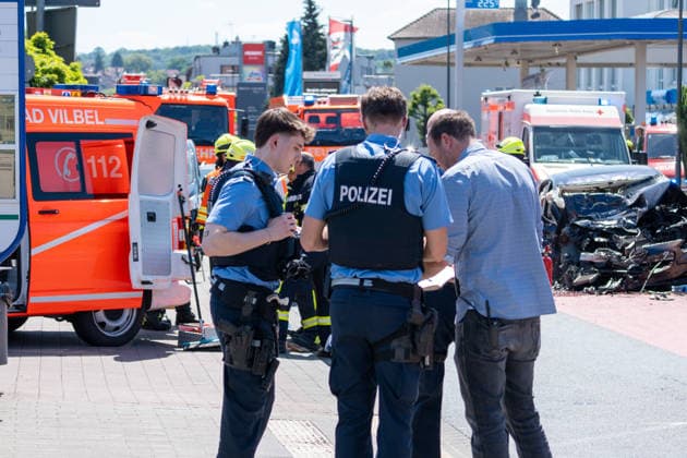 Serious traffic accident in Bad Vilbel On the afternoon of 22 May 2026, a serious traffic accident occurred in Bad Vilbel According to initial reports, a BMW coming from Dortelweil drove through a red light at excessive speed and then collided with a truck The occupant of the BMW died on the scene The road is still closed for h