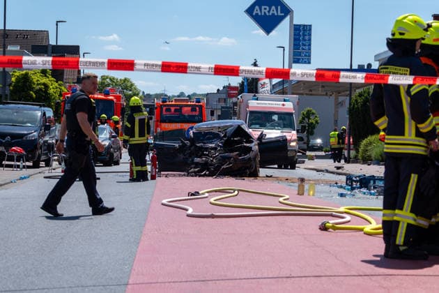Serious traffic accident in Bad Vilbel On the afternoon of 22 May 2026, a serious traffic accident occurred in Bad Vilbel According to initial reports, a BMW coming from Dortelweil drove through a red light at excessive speed and then collided with a truck The occupant of the BMW died on the scene The road is still closed for h