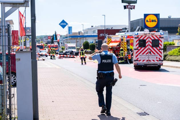 Serious traffic accident in Bad Vilbel On the afternoon of 22 May 2026, a serious traffic accident occurred in Bad Vilbel According to initial reports, a BMW coming from Dortelweil drove through a red light at excessive speed and then collided with a truck The occupant of the BMW died on the scene The road is still closed for h
