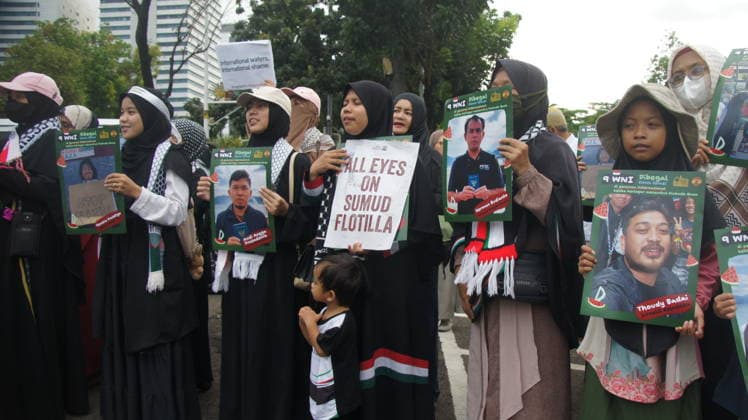 May 22, 2026, Jakarta, Jakarta, Indonesia: Members of the Aqsa Working Group (AWG) humanitarian alliance staged the Friday for Palestine rally in front of the United States Embassy in Jakarta on Friday (May 22, 2026). During the demonstration, participants carried posters highlighting the alleged abduction of humanitarian activists by Israeli Zionist forces as a form of protest against the detention of international volunteers on a mission to Gaza, Palestine...AWG expressed gratitude and appreciation for the release of all Indonesian delegates and activists involved in the Global Sumud Flotilla (GSF) 2.0 mission, who had previously been detained by Israeli authorities while carrying out a humanitarian mission aimed at delivering aid to the - ZUMAp146 20260522_zap_p146_004 Copyright: xDennyxPohanx