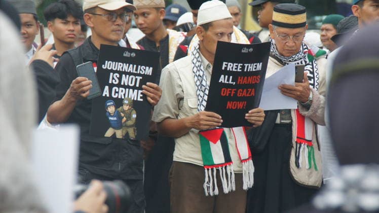 May 22, 2026, Jakarta, Jakarta, Indonesia: Members of the Aqsa Working Group (AWG) humanitarian alliance staged the Friday for Palestine rally in front of the United States Embassy in Jakarta on Friday (May 22, 2026). During the demonstration, participants carried posters highlighting the alleged abduction of humanitarian activists by Israeli Zionist forces as a form of protest against the detention of international volunteers on a mission to Gaza, Palestine...AWG expressed gratitude and appreciation for the release of all Indonesian delegates and activists involved in the Global Sumud Flotilla (GSF) 2.0 mission, who had previously been detained by Israeli authorities while carrying out a humanitarian mission aimed at delivering aid to the - ZUMAp146 20260522_zap_p146_005 Copyright: xDennyxPohanx