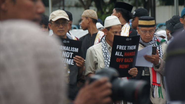 May 22, 2026, Jakarta, Jakarta, Indonesia: Members of the Aqsa Working Group (AWG) humanitarian alliance staged the Friday for Palestine rally in front of the United States Embassy in Jakarta on Friday (May 22, 2026). During the demonstration, participants carried posters highlighting the alleged abduction of humanitarian activists by Israeli Zionist forces as a form of protest against the detention of international volunteers on a mission to Gaza, Palestine...AWG expressed gratitude and appreciation for the release of all Indonesian delegates and activists involved in the Global Sumud Flotilla (GSF) 2.0 mission, who had previously been detained by Israeli authorities while carrying out a humanitarian mission aimed at delivering aid to the - ZUMAp146 20260522_zap_p146_006 Copyright: xDennyxPohanx
