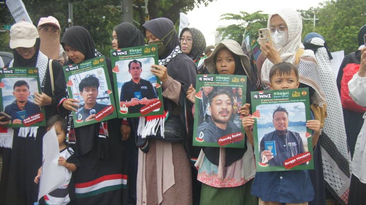 May 22, 2026, Jakarta, Jakarta, Indonesia: Members of the Aqsa Working Group (AWG) humanitarian alliance staged the Friday for Palestine rally in front of the United States Embassy in Jakarta on Friday (May 22, 2026). During the demonstration, participants carried posters highlighting the alleged abduction of humanitarian activists by Israeli Zionist forces as a form of protest against the detention of international volunteers on a mission to Gaza, Palestine...AWG expressed gratitude and appreciation for the release of all Indonesian delegates and activists involved in the Global Sumud Flotilla (GSF) 2.0 mission, who had previously been detained by Israeli authorities while carrying out a humanitarian mission aimed at delivering aid to the - ZUMAp146 20260522_zap_p146_007 Copyright: xDennyxPohanx