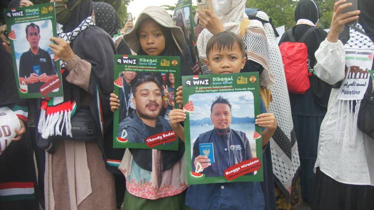 May 22, 2026, Jakarta, Jakarta, Indonesia: Members of the Aqsa Working Group (AWG) humanitarian alliance staged the Friday for Palestine rally in front of the United States Embassy in Jakarta on Friday (May 22, 2026). During the demonstration, participants carried posters highlighting the alleged abduction of humanitarian activists by Israeli Zionist forces as a form of protest against the detention of international volunteers on a mission to Gaza, Palestine...AWG expressed gratitude and appreciation for the release of all Indonesian delegates and activists involved in the Global Sumud Flotilla (GSF) 2.0 mission, who had previously been detained by Israeli authorities while carrying out a humanitarian mission aimed at delivering aid to the - ZUMAp146 20260522_zap_p146_011 Copyright: xDennyxPohanx