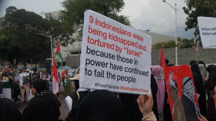 May 22, 2026, Jakarta, Jakarta, Indonesia: Members of the Aqsa Working Group (AWG) humanitarian alliance staged the Friday for Palestine rally in front of the United States Embassy in Jakarta on Friday (May 22, 2026). During the demonstration, participants carried posters highlighting the alleged abduction of humanitarian activists by Israeli Zionist forces as a form of protest against the detention of international volunteers on a mission to Gaza, Palestine...AWG expressed gratitude and appreciation for the release of all Indonesian delegates and activists involved in the Global Sumud Flotilla (GSF) 2.0 mission, who had previously been detained by Israeli authorities while carrying out a humanitarian mission aimed at delivering aid to the - ZUMAp146 20260522_zap_p146_008 Copyright: xDennyxPohanx